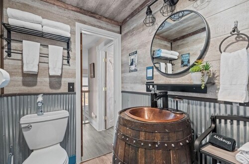 Charming Wisconsin Dells, Devil’s Lake, & Circus World Retreat!