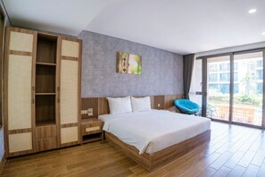 9 bedrooms, iron/ironing board, WiFi, bed sheets
