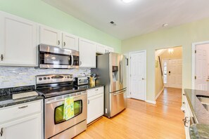 Fridge, microwave, stovetop, dishwasher