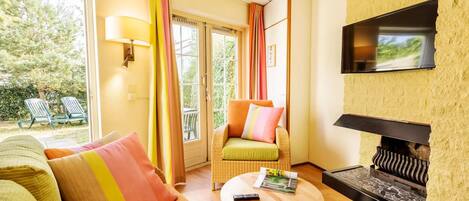 Een televisie, een open haard en een tafeltennistafel