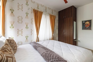 2 bedrooms, desk, laptop workspace, iron/ironing board - Golden Ivory by Red Olive (Bengaluru)