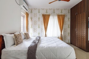 2 bedrooms, desk, laptop workspace, iron/ironing board - Golden Ivory by Red Olive (Bengaluru)