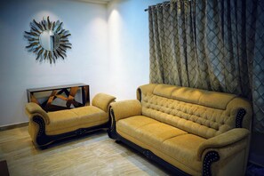 Apartment (5 Bedrooms) | Living area