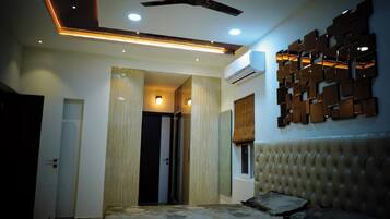 Apartment (5 Bedrooms) | 5 bedrooms, bed sheets