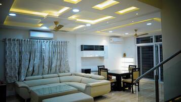 Apartment (5 Bedrooms) | Living area