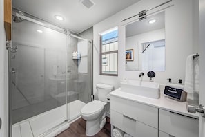 Hus - 1 sovrum - kök - utsikt mot öken | Badrum | Dusch, gratis toalettartiklar, hårtork och handdukar