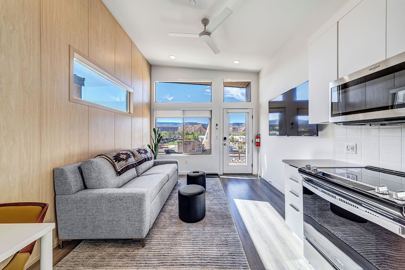 Casa, 1 quarto, cozinha, vista para o deserto | Área de estar | TV LED 65 polegadas com canais digitais