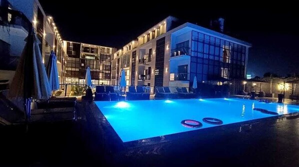 2 outdoor pools