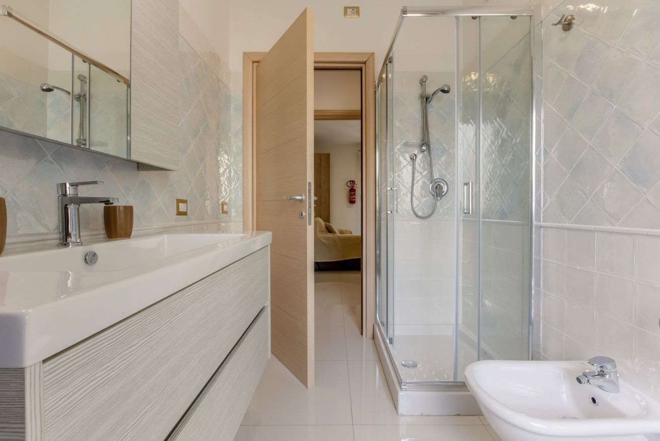 Bruser, hårtørrer, bidet, håndklæder