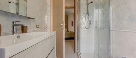 Regadera, secadora de cabello, bidet, toallas