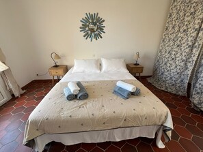 4 bedrooms, iron/ironing board, WiFi, bed sheets