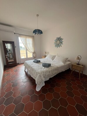 4 bedrooms, iron/ironing board, WiFi, bed sheets