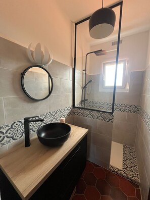Shower, hair dryer, towels
