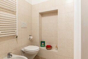 Dusche, Haartrockner, Bidet, Handtücher