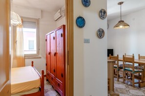2 makuuhuonetta, silitysrauta/-lauta, vuodevaatteet