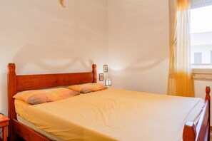 2 bedrooms, iron/ironing board, bed sheets