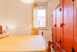 2 bedrooms, iron/ironing board, bed sheets