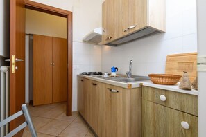 Fridge, stovetop, toaster, cookware/dishes/utensils - GuestHost - Gradara Comfy Apartment BIG (Gradara)