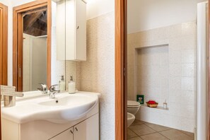 Shower, hair dryer, bidet, towels - GuestHost - Gradara Comfy Apartment BIG (Gradara)