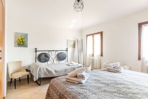 2 chambres, fer et planche à repasser, Wi-Fi, draps fournis