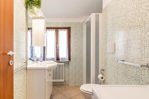 Douche, sèche-cheveux, bidet, serviettes fournies