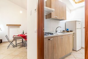 Kühlschrank, Herdplatte, Toaster