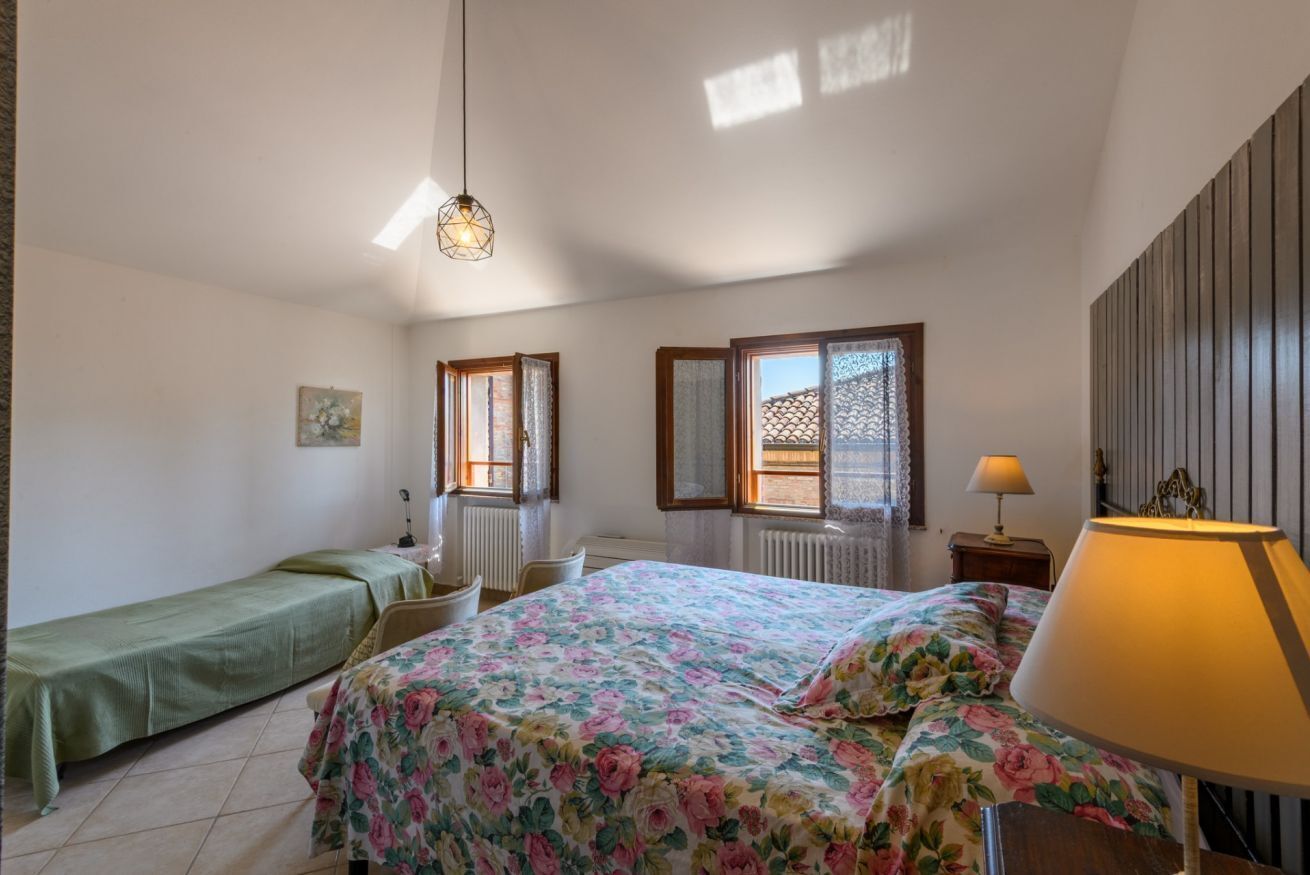 1 dormitorio, tabla de planchar con plancha, wifi y ropa de cama