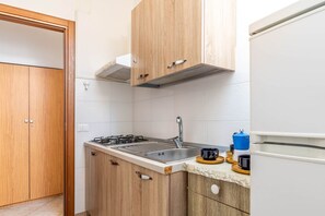 Kühlschrank, Herdplatte, Toaster