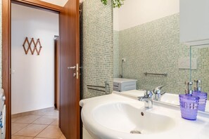 Dusche, Haartrockner, Bidet, Handtücher
