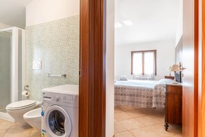 Douche, sèche-cheveux, bidet, serviettes fournies