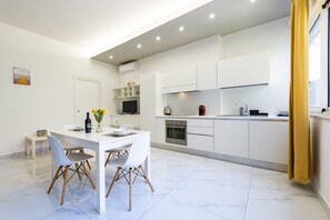 Fridge, oven, stovetop, coffee/tea maker