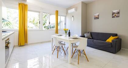 GuestHost - Charming 64 sqm apartment, ideal for three people, located on the mezzanine floor of a building without a lift.The property is located in a privileged position, close to Piazza della Rinascita, the hub of city life in Pescara, and a stone's t