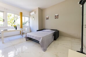 1 habitación, tabla de planchar con plancha, wifi y ropa de cama
