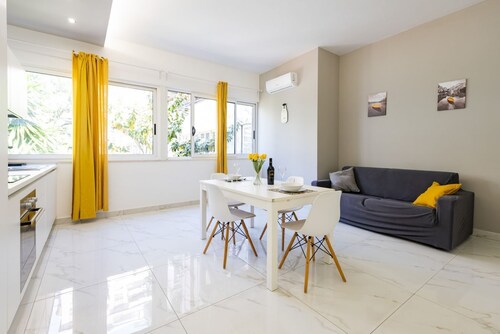 Charming 64 sqm apartment, ideal for three people, located on the mezzanine floor of a building without a lift.The property is located in a privileged position, close to Piazza della Rinascita, the hub of city life in Pescara, and a stone's throw from Lu