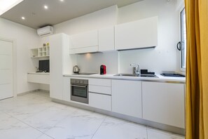 Fogão, cooktop, cafeteira/chaleira, torradeira