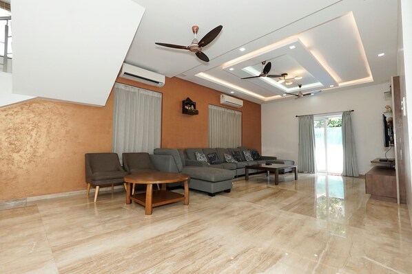 Smart TV, fireplace