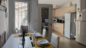 Dining - Cozy Bungalow with Private Terrace and Communal Pool in Torrevieja (Torrevieja)