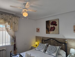2 slaapkamers, een strijkplank/strijkijzer, internet, beddengoed