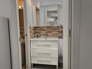 Een douche, een haardroger, handdoeken