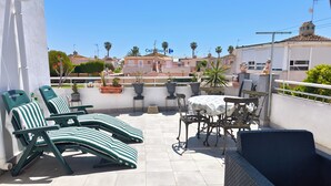 Outdoor dining - Cozy Bungalow with Private Terrace and Communal Pool in Torrevieja (Torrevieja)