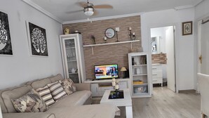 TV - Cozy Bungalow with Private Terrace and Communal Pool in Torrevieja (Torrevieja)