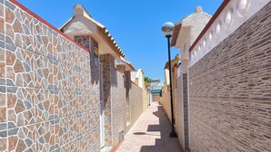 Property grounds - Cozy Bungalow with Private Terrace and Communal Pool in Torrevieja (Torrevieja)