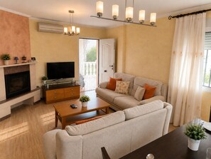 TV, fireplace