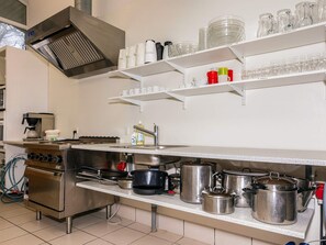 Casa clássico, 1 quarto | Cozinha privada | Geladeira, micro-ondas, fogão, cooktop