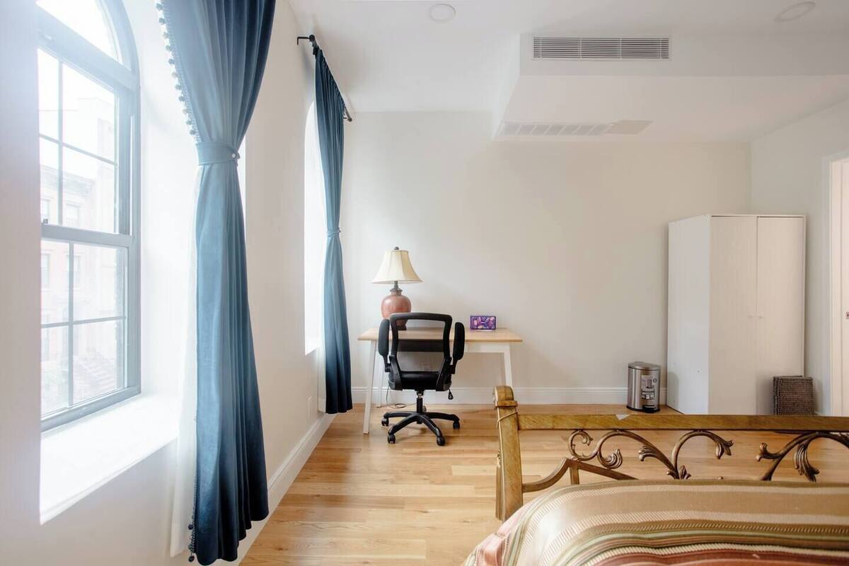 Grand Room, Non Smoking, City View | Desk, laptop workspace, iron/ironing board, free WiFi