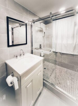 Hair dryer, slippers, towels, soap - Little manhattan (New York)