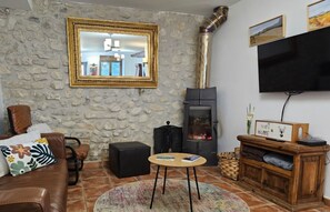 Una Smart TV, una chimenea, un futbolín, libros