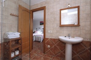 3 dormitorios, escritorio, tabla de planchar con plancha y wifi gratis