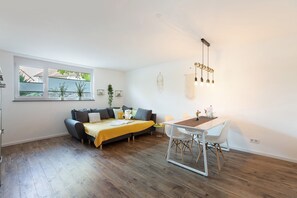 Dining - Holiday Apartment 'Simona' with Shared Garden and Wi-Fi (Orsingen-Nenzingen)