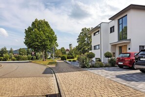 Property grounds - Holiday Apartment 'Simona' with Shared Garden and Wi-Fi (Orsingen-Nenzingen)